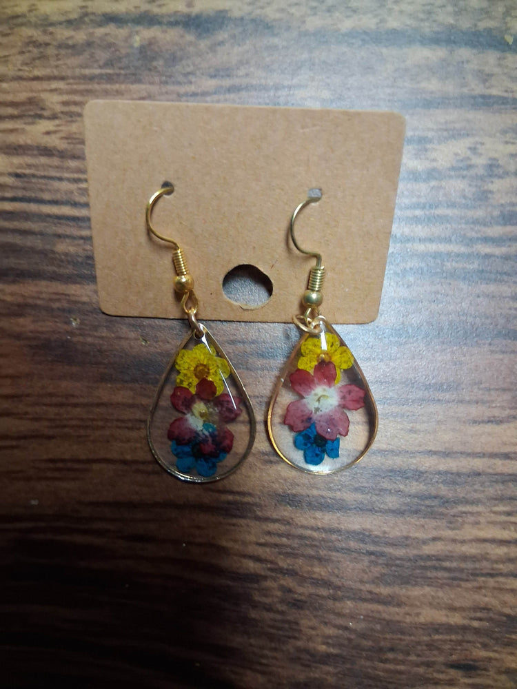 Pressed Flowers in Resin - SnazzySlothJewelers 